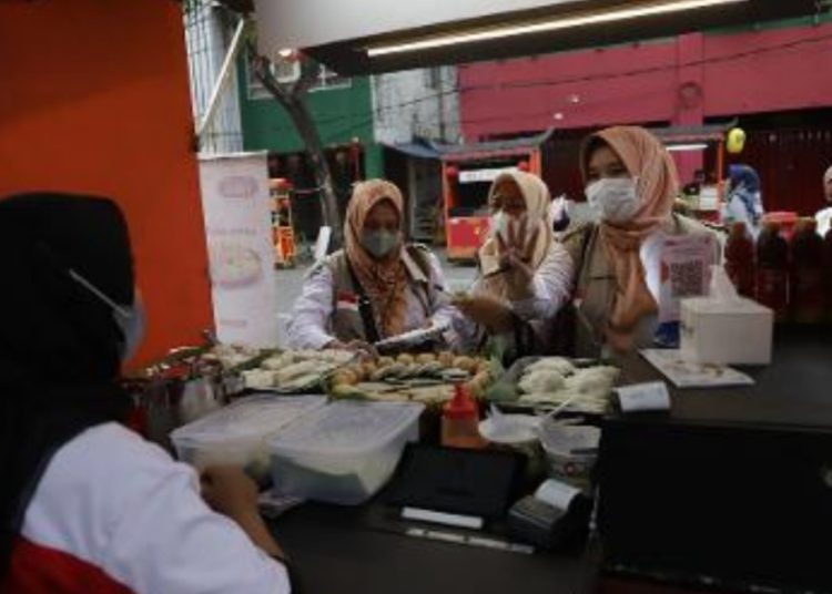 Tim dari Balai Besar Pengawas Obat dan Makanan Surabaya saat melakukan pengambilan sampel makanan di Kya-Kya Kembang Jepun.