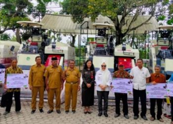 Bupati Bojonegoro Anna Mu'awanah bersama tim dari DKPP Kabupaten Bojonegoro.
