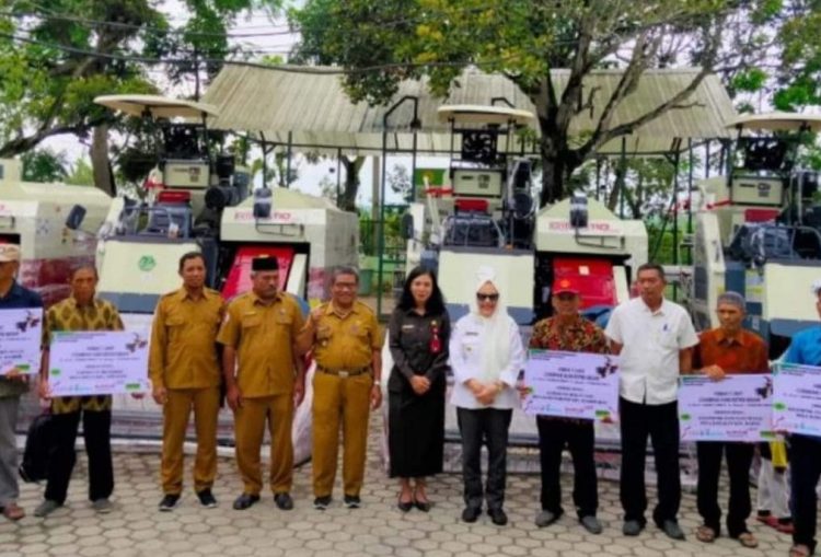 Bupati Bojonegoro Anna Mu'awanah bersama tim dari DKPP Kabupaten Bojonegoro.