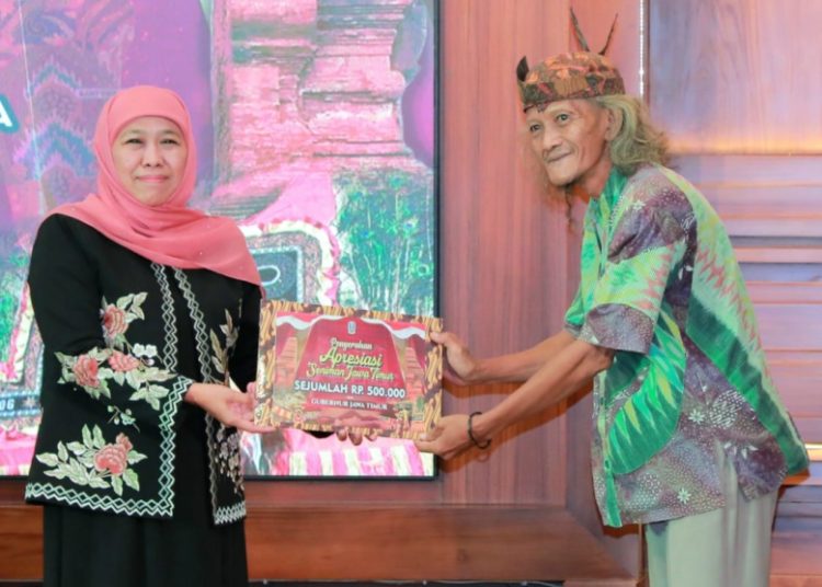Gubernur Jawa Timur Khofifah Indar Parawansa secara simbolis memberikan apresiasi dan tunjangan kehormatan pada seniman dan juru pelihara cagar budaya Jatim.