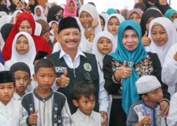 Bupati Situbondo Karna Suswandi di sela Safari Ramadan yang dihadiri Gubernur Jatim Khofifah Indar Parawansa.