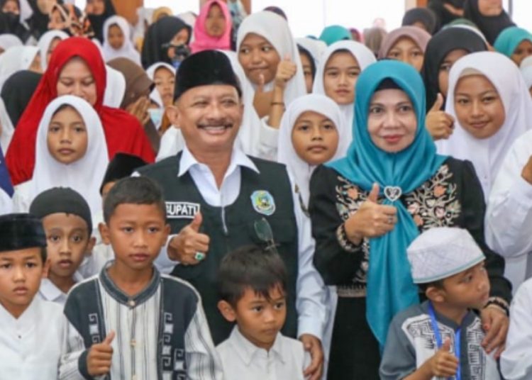 Bupati Situbondo Karna Suswandi di sela Safari Ramadan yang dihadiri Gubernur Jatim Khofifah Indar Parawansa.