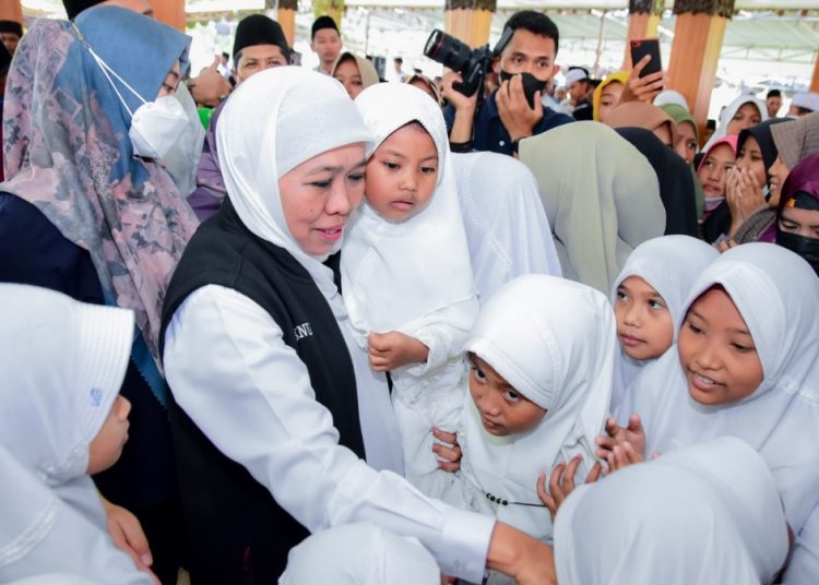 Gubernur Jawa Timur Khofifah Indar Parawansa saat Safari Ramadan di Kabupaten Situbondo.