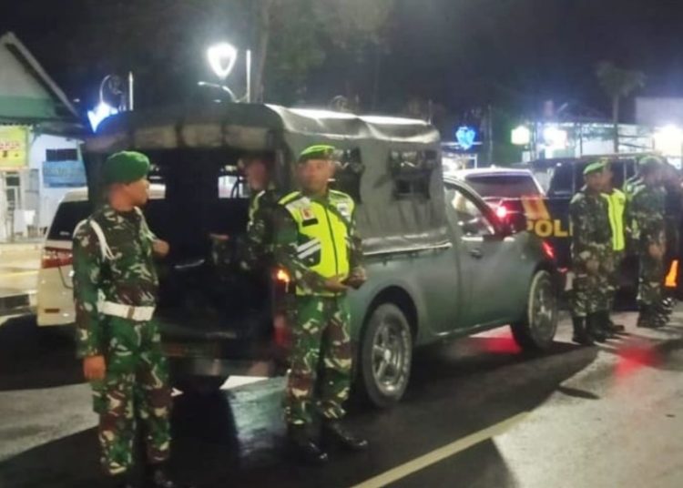Patroli gabungan oleh personel TNI-Polri dan Satpol PP di Bojonegoro.