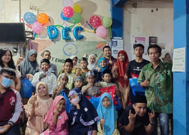 Foto bersama usai pemberian takjil dan santunan oleh Dollly English Community.