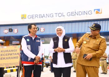 Gubernur Jawa Timur Khofifah Indar Parawansa meninjau kesiapan tol Pasuruan Probolinggo (Paspro) di ruas tol Probolinggo di exit tol Gending.