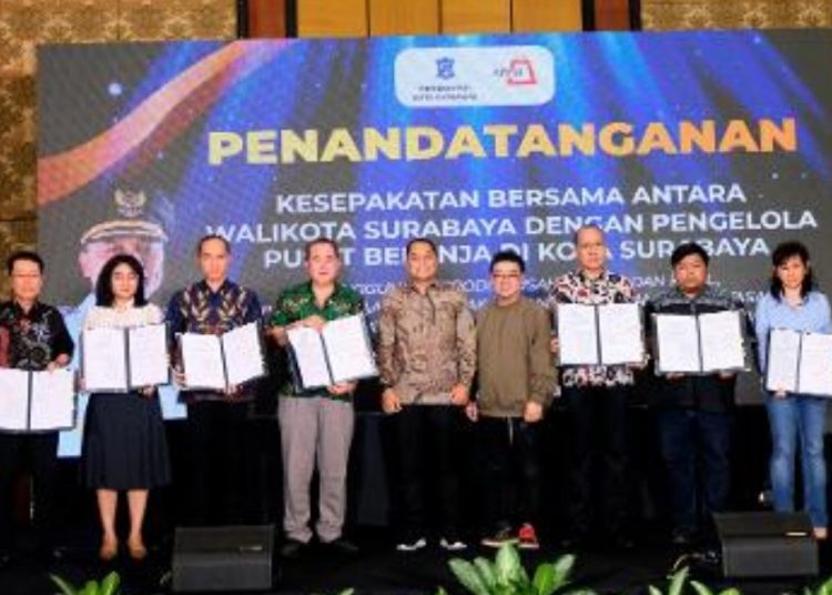 Foto bersama para pengelola tempat belanja usai penandatangan MoU dengan Pemkot Surabaya.