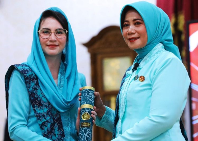 Ketua TP PKK Provinsi Jawa Timur Arumi Bachsin (kiri) bersama  Ketua TP PKK Kabupaten Nganjuk Wahyuni Marhaen.