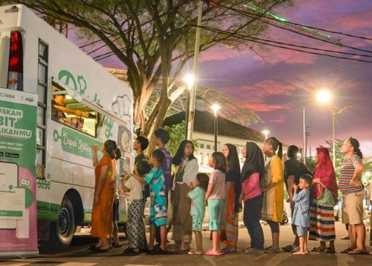 Pembagian takjil di salah satu kota dalam kolaborasi program "Teruskan Bibit Kebaikanmu" antara PT Bibit Tumbuh Bersama (Bibit) dan PT Bank Jago Tbk.