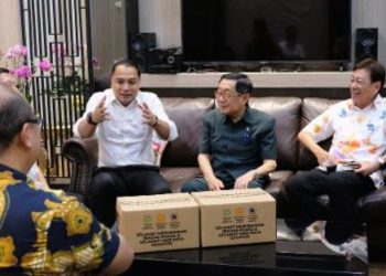 Wali Kota Surabaya Eri Cahyadi bersama pembina Yayasan Bhakti Persatuan dalam pertemuan di Balai Kota.