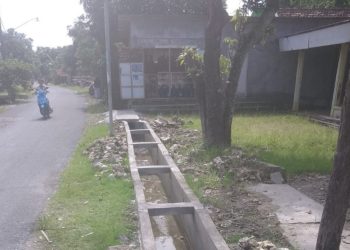 Jalan lingkungan dan drainase Desa Trate, Kecamatan Sugihwaras, Kabupaten Bojonegoro.