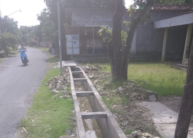 Jalan lingkungan dan drainase Desa Trate, Kecamatan Sugihwaras, Kabupaten Bojonegoro.
