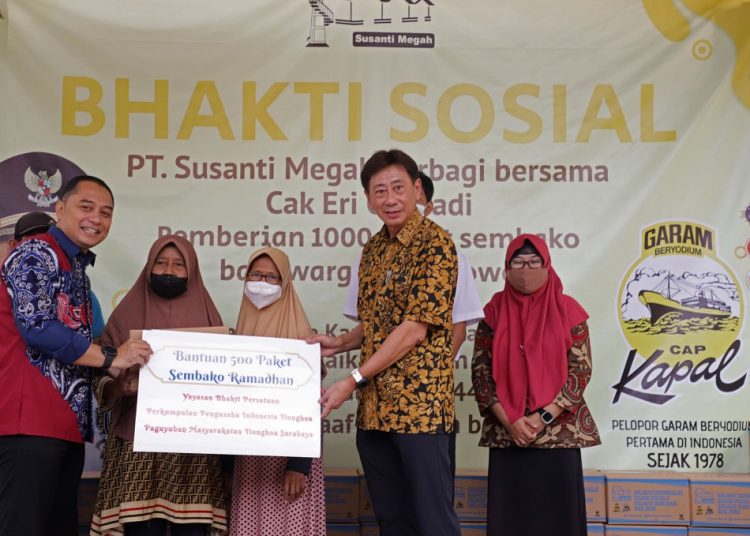 Direktur Utama PT Susanti Megah, sekaligus Ketua Yayasan Bhakti Persatuan, dan Ketua Yayasan Harapan Tama Hermawan Santoso menyerahkan bantuan secara simbolis kepada Wali Kota Surabaya Eri Cahyadi.