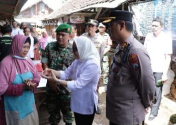 Bupati Bojonegoro Anna Mu'awanah saat melakukan sidak ketersediaan bahan pangan jelang Lebaran.