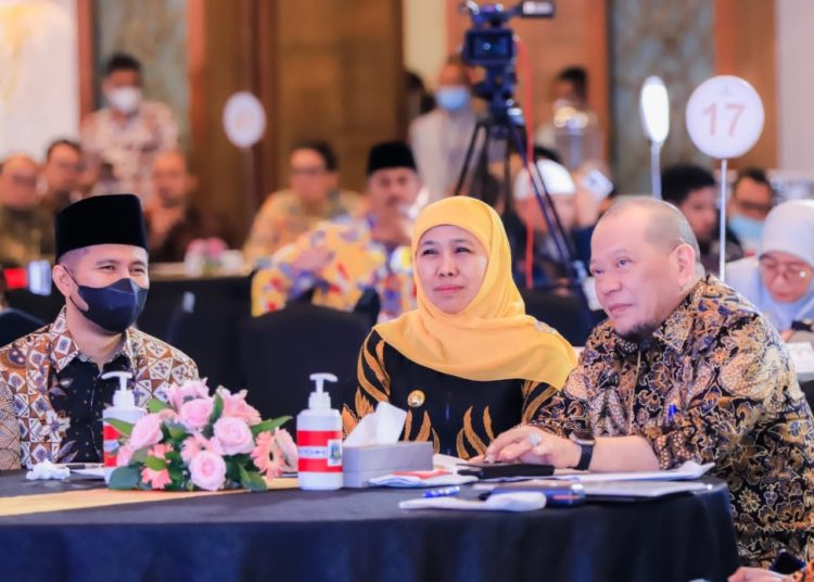 Ketua DPD RI La Nyalla Matalitti, Gubernur Jatim Khofifah Indar Parawansa dan Wagub Jatim Emil Elestianto Dardak Musyawarah Perencanaan Pembangunan (Musrenbang) Rencana Kerja Pemerintah Daerah Provinsi Jawa Timur.