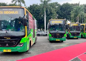 Penambahan armada Bus Transjatim Koridor I Rute Sidoarjo-Surabaya-Gresik yang diluncurkan di halaman kantor Pemkab Gresik.