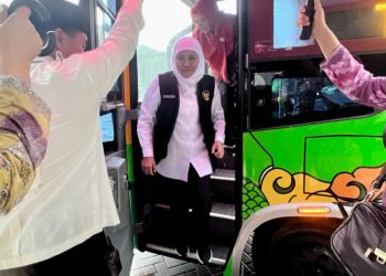 Gubernur Jawa Timur Khofifah Indar Parawansa dalam peluncurkan penambahan Bus Transjatim Koridor I Rute Sidoarjo-Surabaya-Gresik.