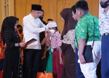 Wali Kota Surabaya Eri Cahyadi bersama Rini Indriyani melaksanakan bhakti sosial dengan memberikan bantuan kepada 714 siswa SD dan SMP negeri maupun swasta di Graha YKP Surabaya.