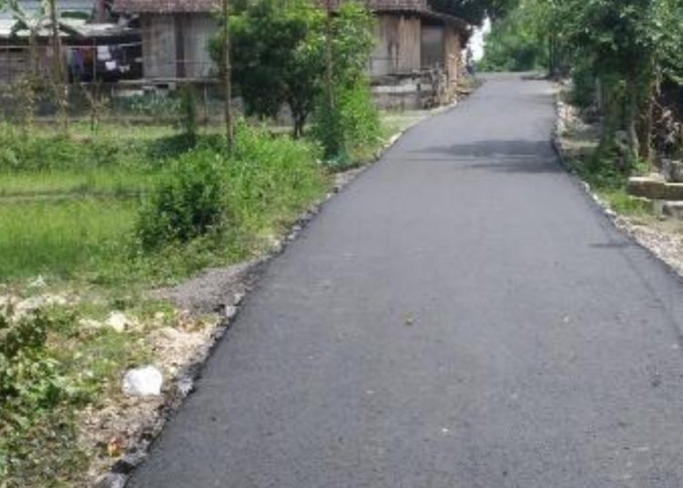 Jalan Desa Mediyunan, Kecamatan Ngasem, Kabupaten Bojonegoro yang sudah selesai pengaspalannya.