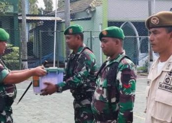 Dandim 0813 Bojonegoro Letkol Arm Arif Yudo Purwanto, menyerahkan secara simbolis bingkisan Lebaran.