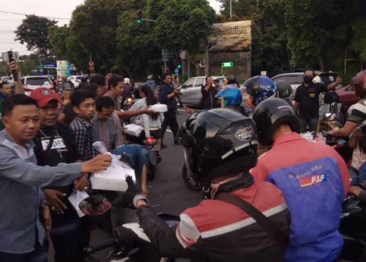 Bagi-bagi takjil oleh Kelompok Kerja Jurnalis Dewan Kota Surabaya (Judes) di Jalan Yos Sudarso.