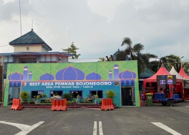 rest area yang berlokasi di halaman UPT pengujian kendaraan bermotor Jalan Raya Sukowati, Bojonegoro.