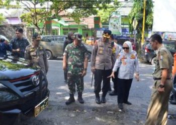 Bupati Bojonegoro Anna Mu'awanah bersama jajaran Forkompimda Bojonegoro melaksanakan peninjauan pos pengamanan dan pelayanan Idul Fitri 1444 H.