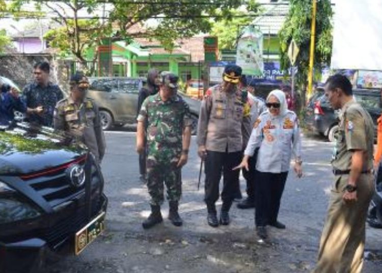 Bupati Bojonegoro Anna Mu'awanah bersama jajaran Forkompimda Bojonegoro melaksanakan peninjauan pos pengamanan dan pelayanan Idul Fitri 1444 H.