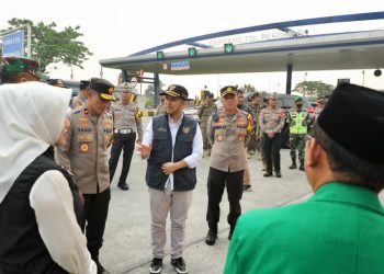 Wakil Gubernur Jawa Timur Emil Elestianto Dardak meninjau Pos Pelayanan (Posyan) Lebaran Penompo Polres Mojokerto Kota di Exit Penompo, Tol Surabaya-Mojokerto.