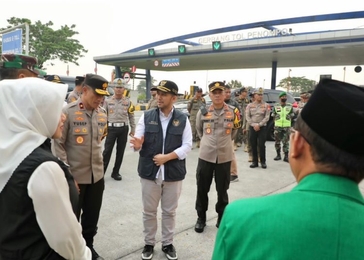 Wakil Gubernur Jawa Timur Emil Elestianto Dardak meninjau Pos Pelayanan (Posyan) Lebaran Penompo Polres Mojokerto Kota di Exit Penompo, Tol Surabaya-Mojokerto.