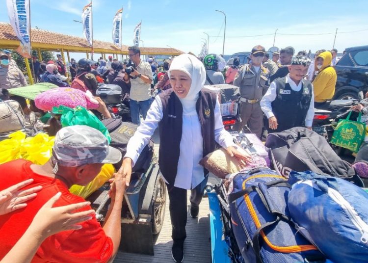 Gubernur Jawa Timur Khofifah Indar Parawansa di sela memberangkatkan mudik gratis dengan tujuan Pulau Raas Sumenep dari Pelabuhan Jangkar Kabupaten Situbondo.