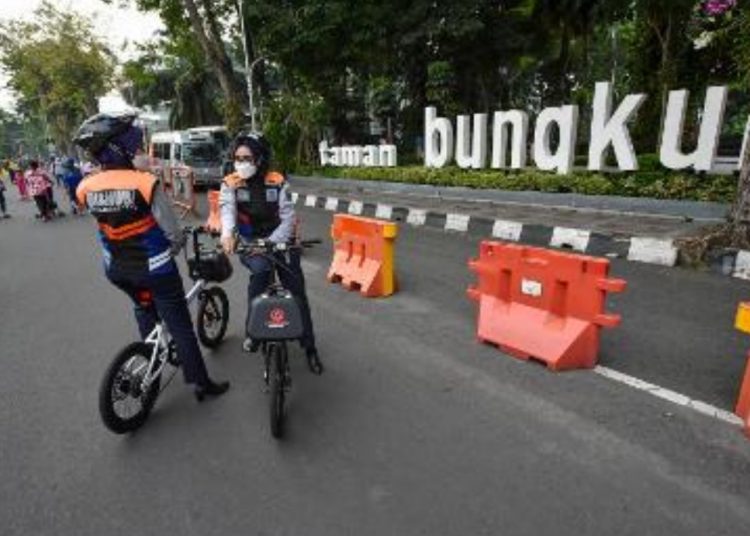 Dua personel Dishub Surabaya berpatroli di kawasan Taman Bungkul.
