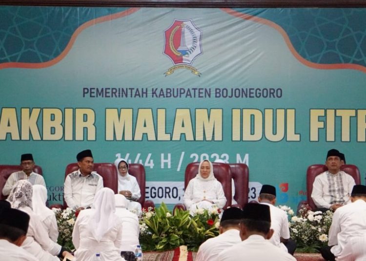 Bupati Bojonegoro Anna Mu'awanah, Forkopimda, serta jajaran kepala OPD Pemkab Bojonegoro dalam takbir bersama di Pendopo Malowopati.