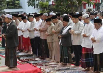 Wali Kota Surabaya Eri Cahyadi mengikuti Salat Id di Taman Surya.