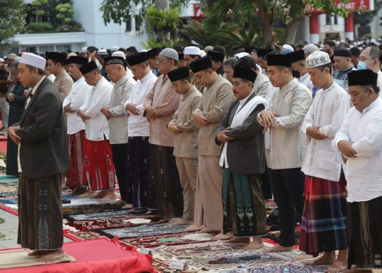 Wali Kota Surabaya Eri Cahyadi mengikuti Salat Id di Taman Surya.