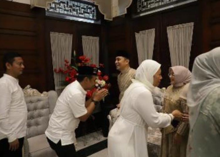 Wali Kota Surabaya Eri Cahyadi bersama istrinya Rini Indriyani menyalami warga yang mendatangi open house di rumah dinasnya.