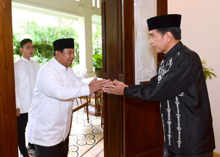 Prabowo Subianto bersalaman dengan Presiden Joko Widodo dalam silaturahmi di Solo.