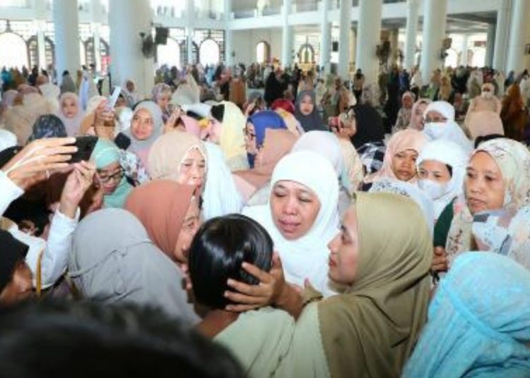 Gubernur Jawa Timur Khofifah Indar Parawansa usai mengikuti Salat Idul Fitri di Masjid Nasional Al Akbar Surabaya.