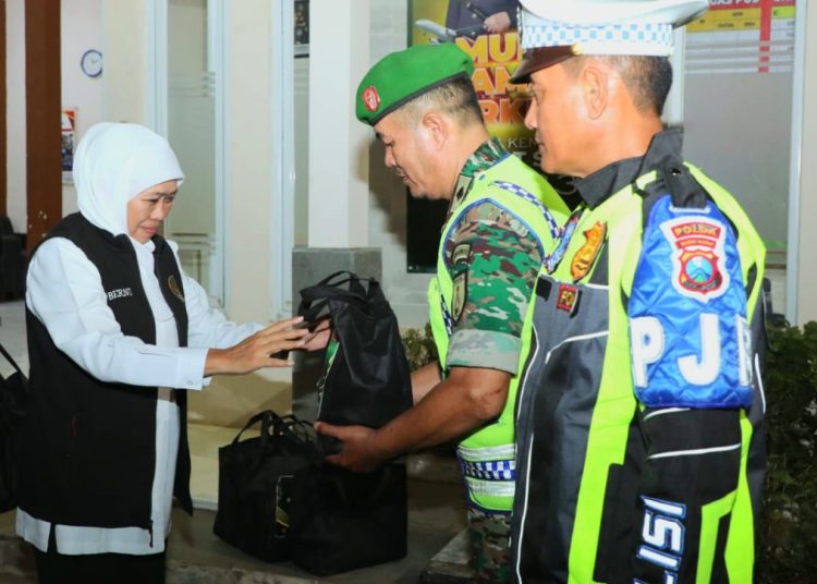 Gubernur Jawa Timur Khofifah Indar Parawansa di sela peninjauan pos pengamanan Lebaran.