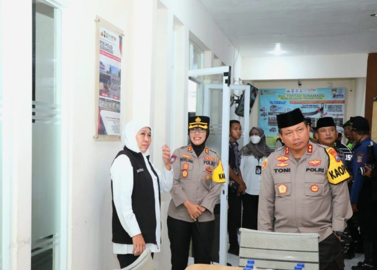Gubernur Jatim Khofifah Indar Parawansa bersama Kapolda Jatim Irjen Pol Toni Harmanto saat meninjau pos pengamanan lebaran.