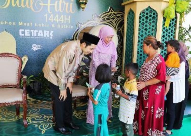 Gubernur Jatim Khofifah Indar Parawansa bersama putranya menyalami warga dalam open house pada hari kedua Idul Fitri 1444 H.