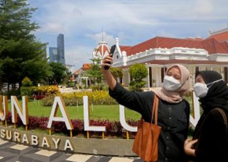Alun-Alun Surabaya menjadi salah satu tempat wisata yang menjadi jujukan para wisatawan.