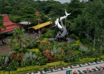 Pintu masuk Kebun Binatang Surabaya difoto dari atas.