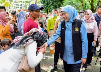 Gubernur Jatim Khofifah Indar Parawansa disalami pengunjung dalam tinjauannya ke sejumlah tempat wisata.