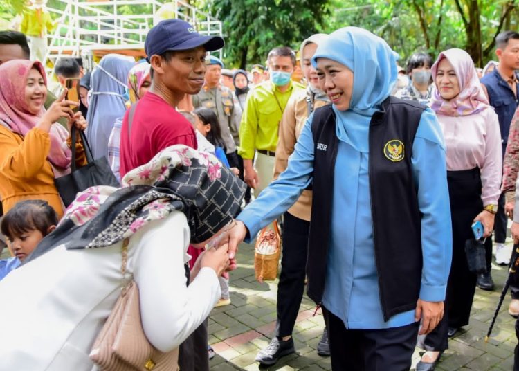 Gubernur Jatim Khofifah Indar Parawansa disalami pengunjung dalam tinjauannya ke sejumlah tempat wisata.