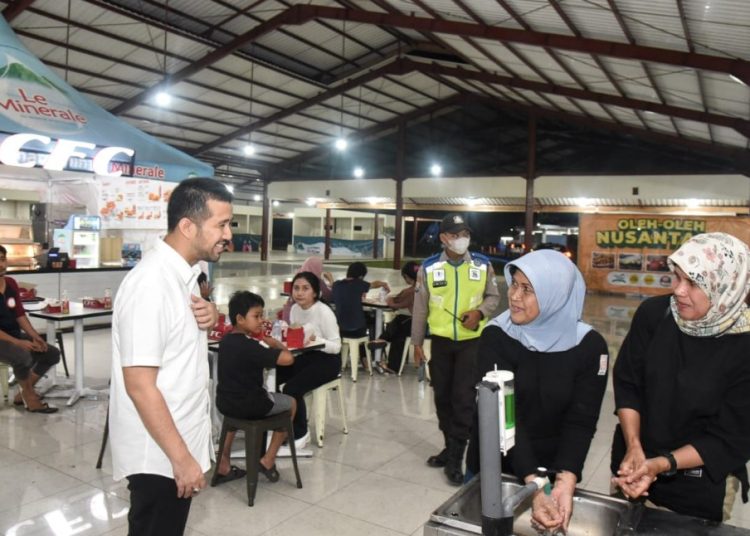 Gubernur Jawa Timur Emil Elestianto Dardak saat meninjau arus balik lebaran di Rest Area KM 792 B Pasuruan dan KM 753 Sidoarjo.
