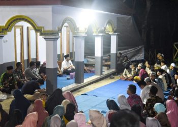 Suasana silaturahmi Wakil Gubernur Jawa Timur Emil Elestianto Dardak bersilaturahmi dengan warga Dusun Tenggir Desa Lumbang Kecamatan Lumbang Kabupaten Probolinggo.