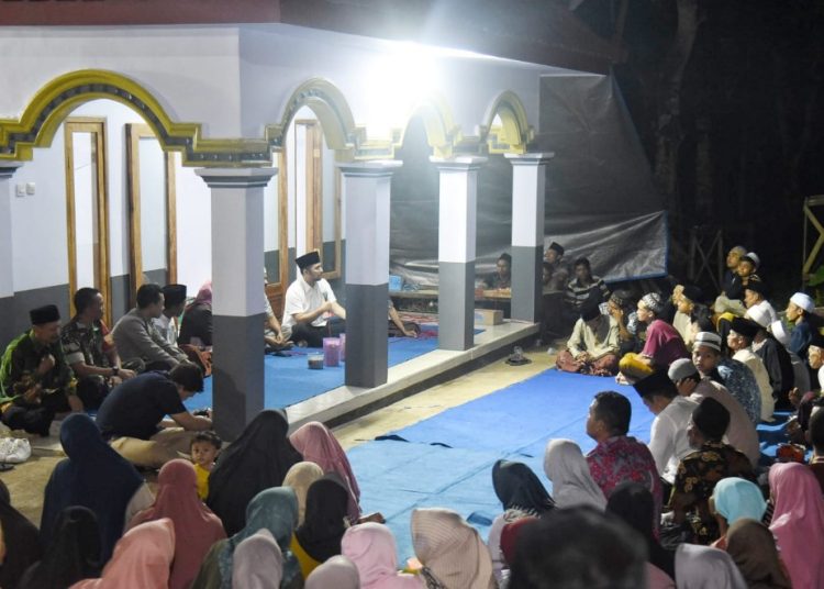 Suasana silaturahmi Wakil Gubernur Jawa Timur Emil Elestianto Dardak bersilaturahmi dengan warga Dusun Tenggir Desa Lumbang Kecamatan Lumbang Kabupaten Probolinggo.