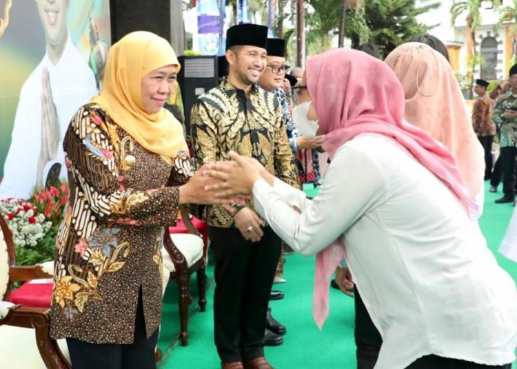 Gubernur Jawa Timur Khofifah Indar Parawansa dan Wakil Gubernur Jatim Emil Elestianto Dardak dalam apel sekaligus halal bihalal bersama ASN Pemprov Jatim.