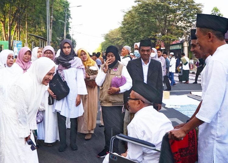 Bupati Bojonegoro Anna Mu'awanah usai melaksanakan Salat Idul Fitri 1444 H di Masjid Agung Darussalam Bojonegoro.